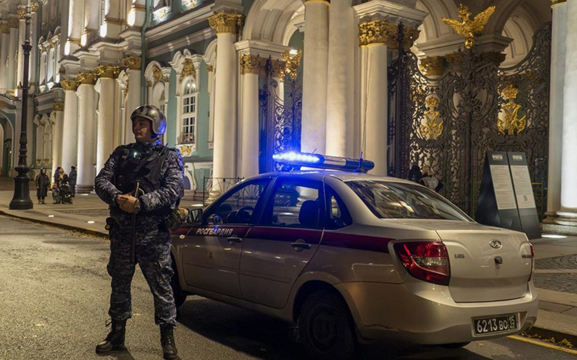 Задержание-севшего-на-трон-в-Эрмитаже.-Фото