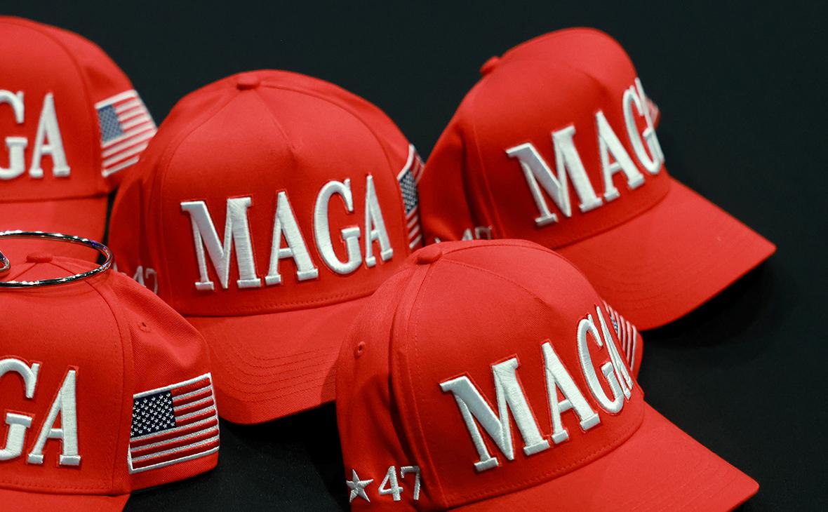 Американская-делегация-привезла-в-Гренландию-кепки-maga