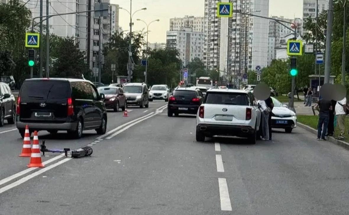 Две-девочки-врезались-на-электросамокате-в-автомобиль-в-Москве
