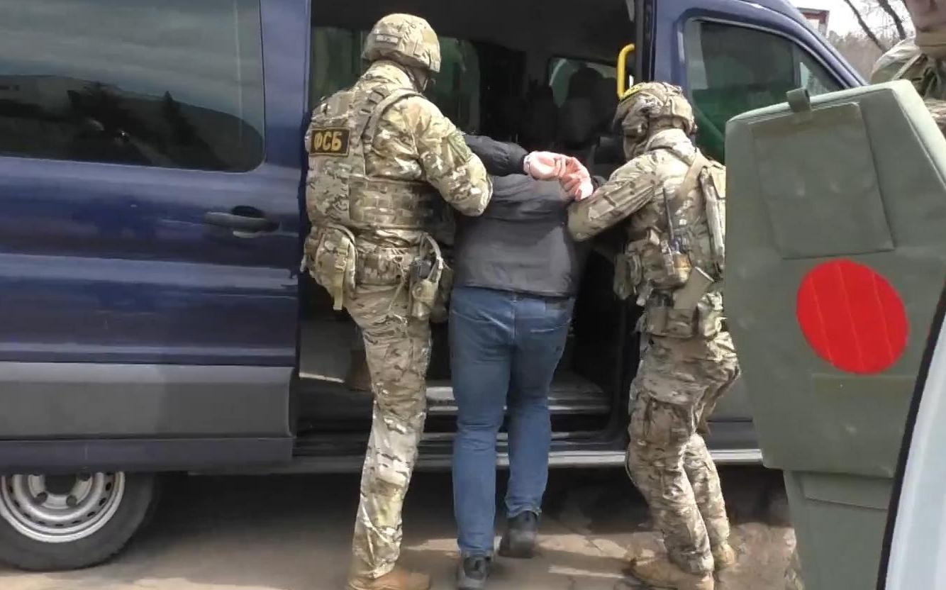 ФСБ-показала-задержание-подорвавших-дрон-в-военной-части-иностранцев