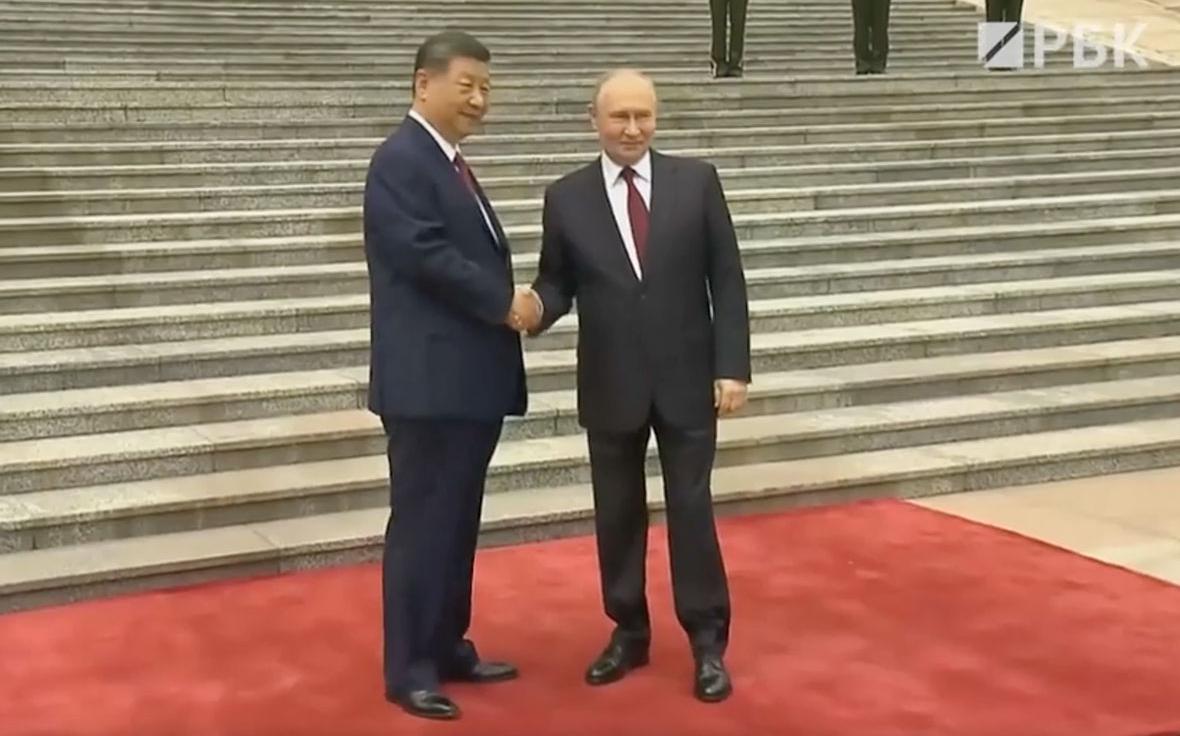 Путин-и-Си-Цзиньпин-встретились-на-площади-Тяньаньмэнь-в-Пекине.-Видео