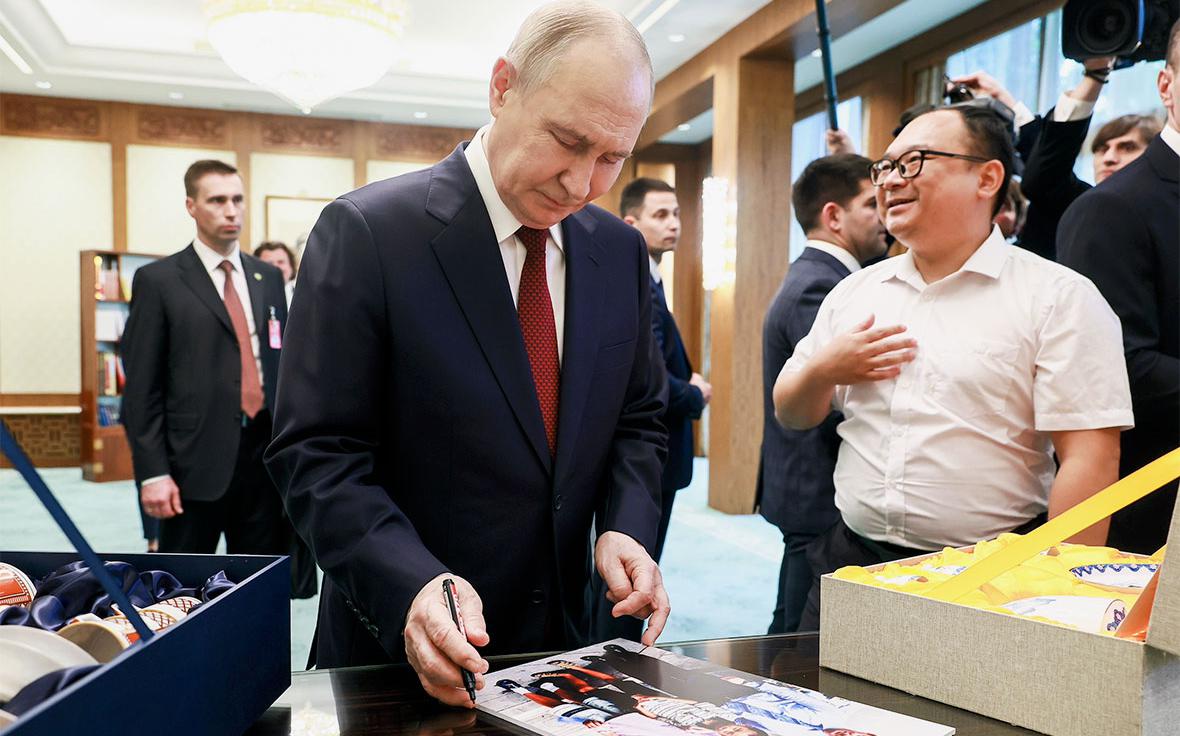 Китайский-инженер-Пэн-Пай-подарил-Путину-фарфоровый-сервиз
