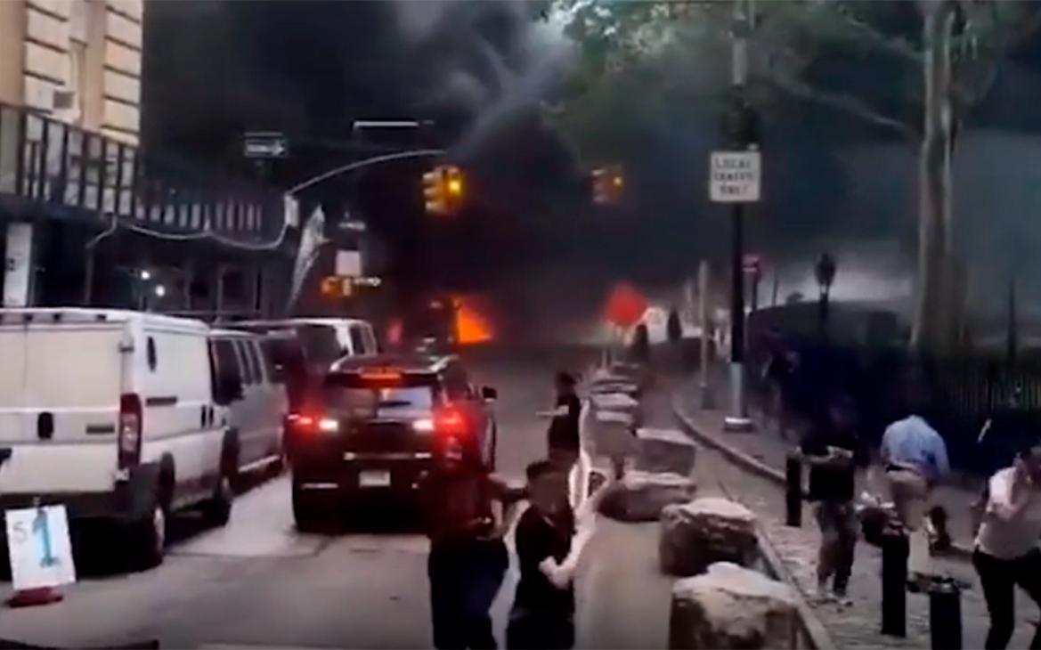 В-Нью-Йорке-автомобиль-взорвался-недалеко-от-статуи-«Быка-с-Уолл-стрит»