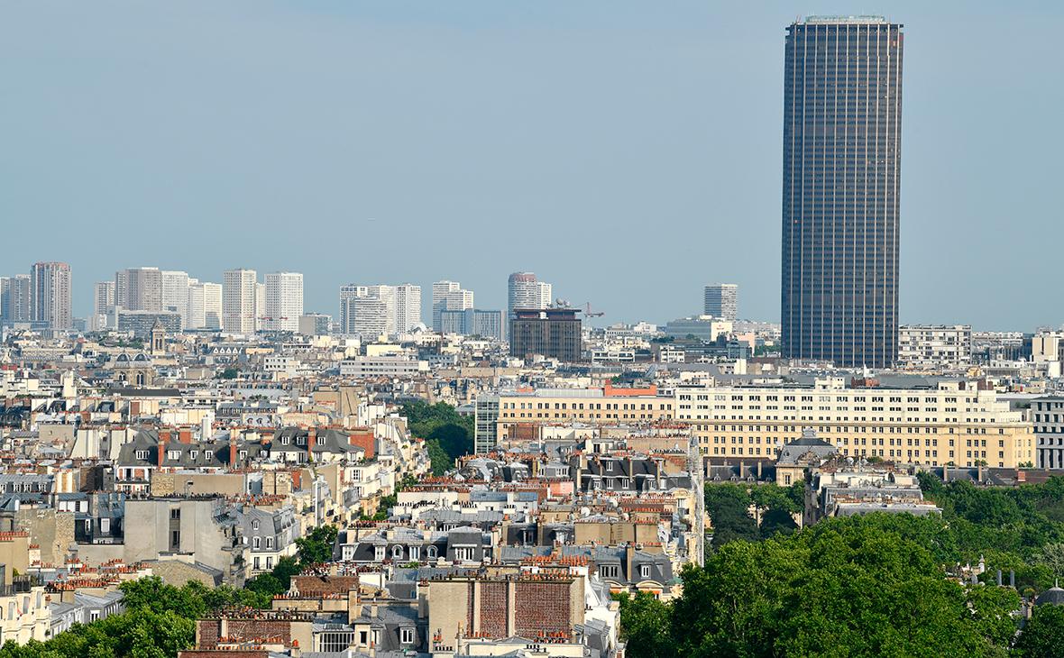 Фото: В Париже задержали мужчину за попытку «покорить» небоскреб Montparnasse