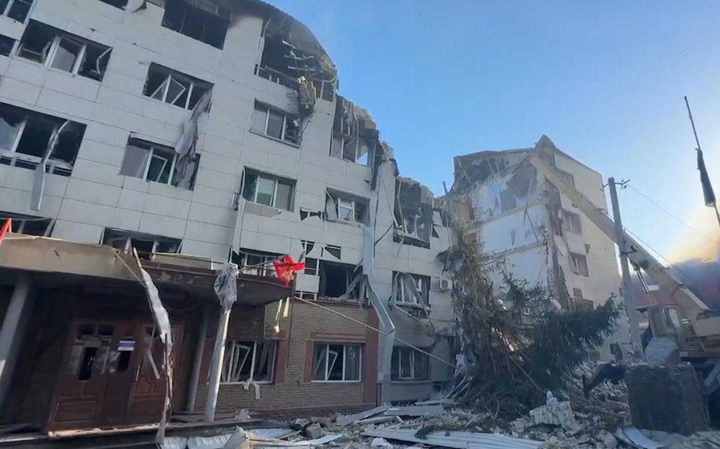 Фото: Трех человек достали из-под завалов общежития колледжа в ЛНР