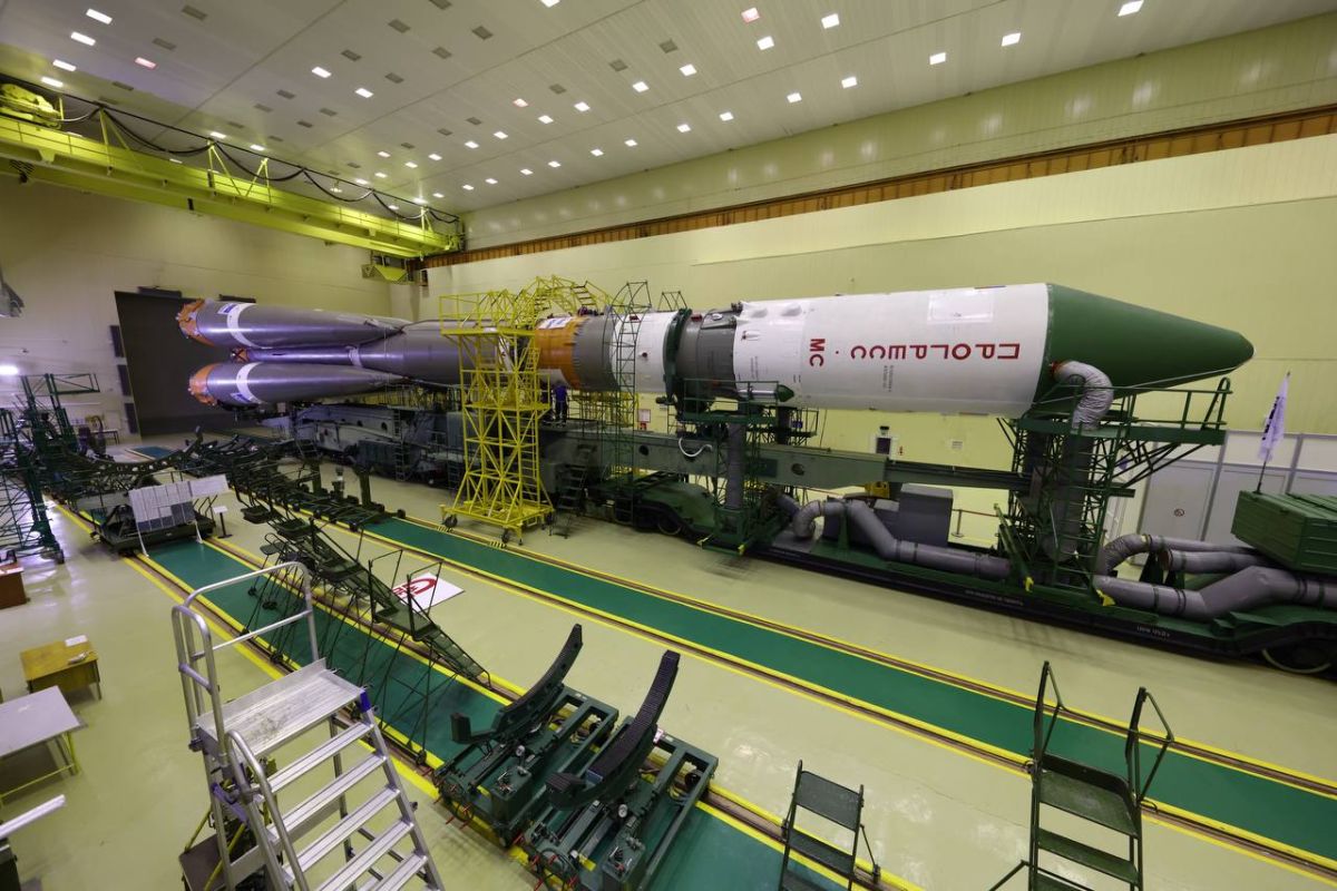 «Роскосмос»-собрал-ракету-«Союз-2.1а»:-она-отправит-транспортный-корабль-«Прогресс-МС-32»-—-и-это-дорога-в-один-конец